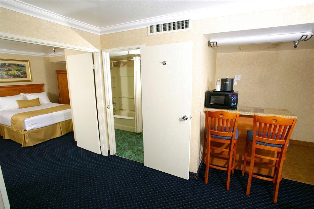 Hotel D'Lins Ontario Airport מראה חיצוני תמונה