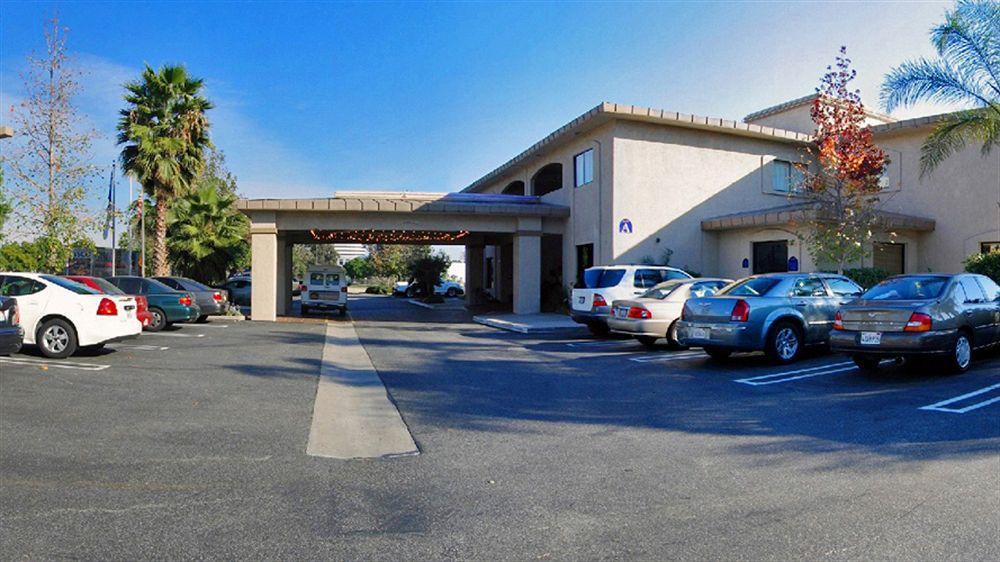 Hotel D'Lins Ontario Airport מראה חיצוני תמונה