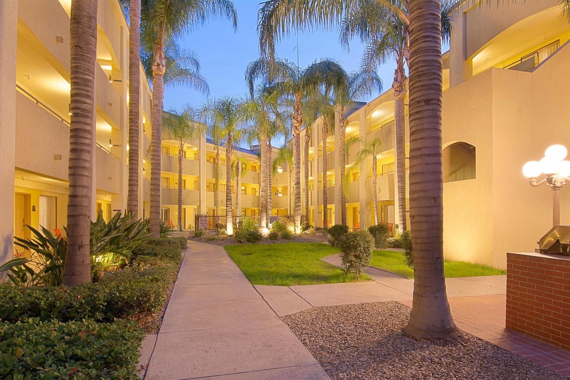 Hotel D'Lins Ontario Airport מראה חיצוני תמונה
